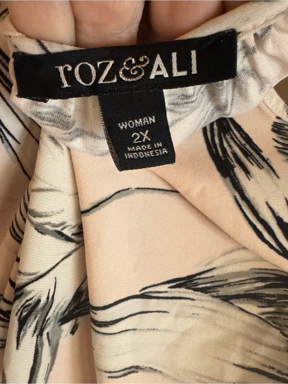 Roz & Ali Blush Pink Floral Top w/Cut-out neckline detail PLUS: 2X #Y - Picture 12 of 12